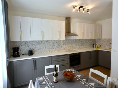 Cuisine équipée avec électroménager et espace repas pour 6 personnes