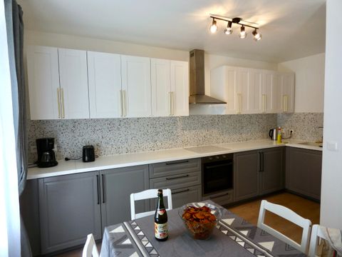 Cuisine équipée avec électroménager et espace repas pour 6 personnes